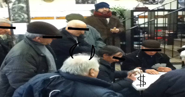 Primo Zanasi assiste ad un torneo di briscola